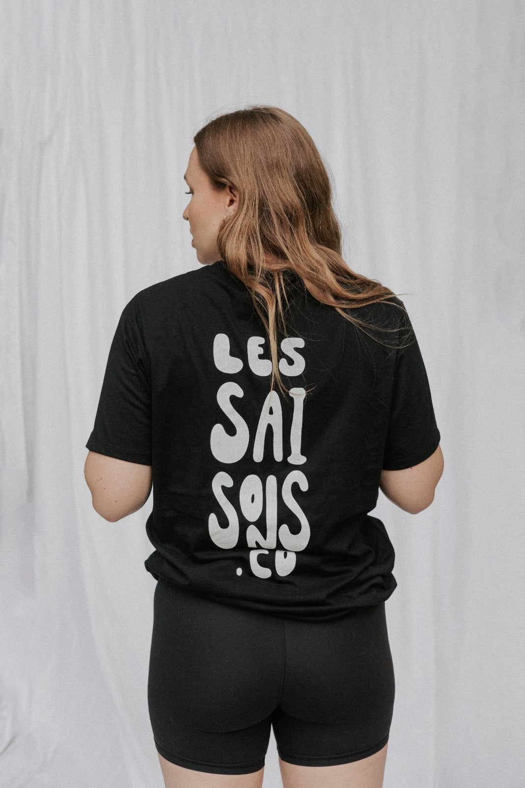 Black shirt, simple logo, les saisons, upcycled, polyester, cotton, comfortable, soft, basic t-shirt, outdoor, lifestyle, everyday, Québec, made in Canada, unisex