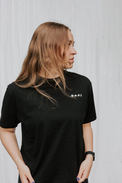Black shirt, simple logo, les saisons, upcycled, polyester, cotton, comfortable, soft, basic t-shirt, outdoor, lifestyle, everyday, Québec, made in Canada, unisex