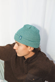 tuque tons de bleu, fait au Canada, marque les Saisons, motif texturé, parfait pour les saisons fraîche, ski accessories, trendy beanie toque, Blue tones, acrylic knitted beanie by Les Saisons, made from high-quality with a textured pattern, perfect for chilly season