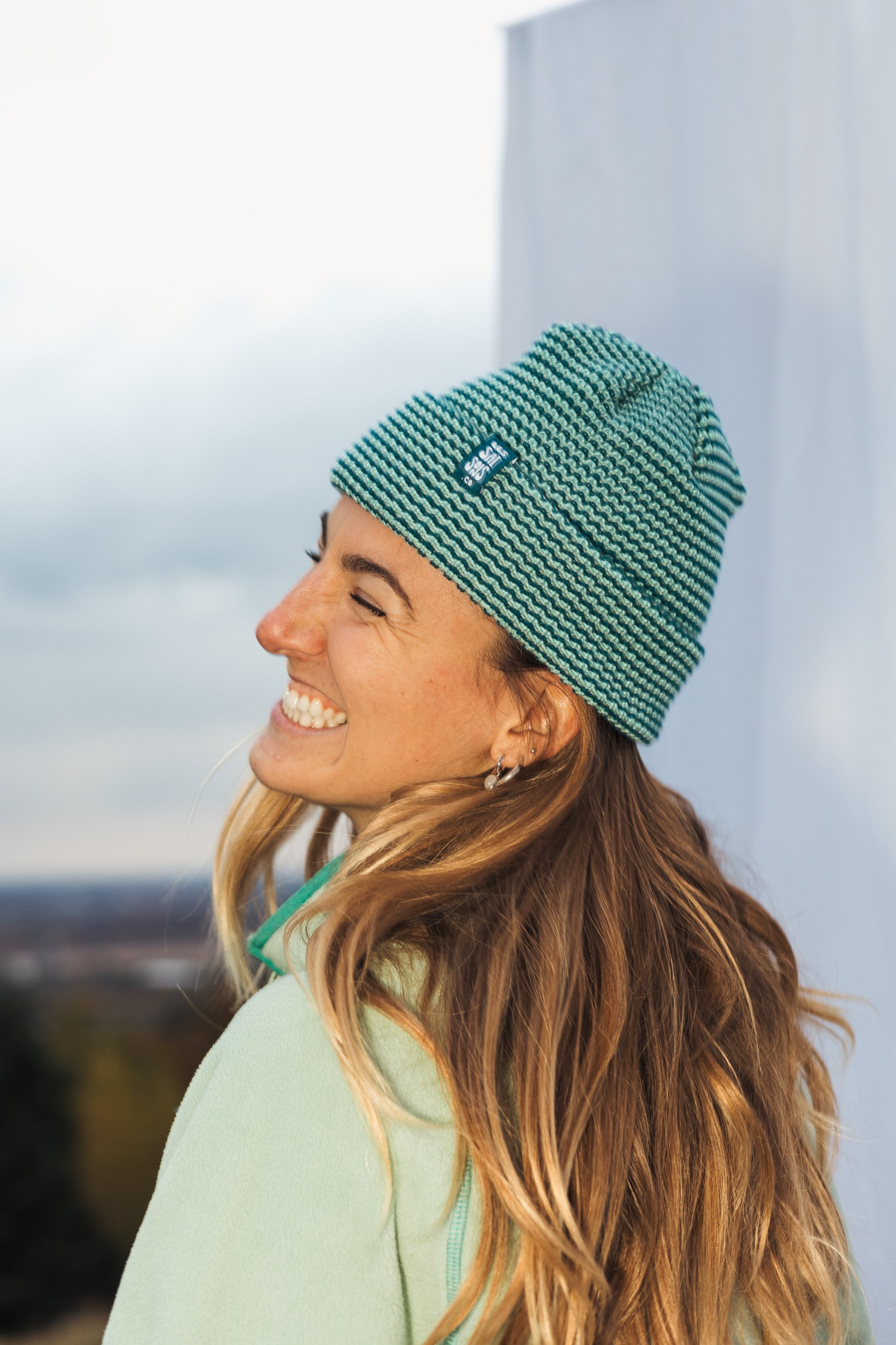 tuque tons de bleu, fait au Canada, marque les Saisons, motif texturé, parfait pour les saisons fraîche, ski accessories, trendy beanie toque, Blue tones, acrylic knitted beanie by Les Saisons, made from high-quality with a textured pattern, perfect for chilly season