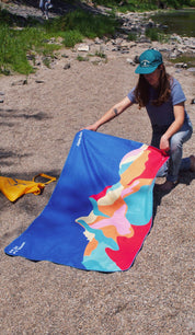 Towel, Antibacterial microfiber, Soft, silky, Compact, lightweight, Vibrant colours and patterns, mountains, made in Québec, 80 x 160 cm, outdoors, hiking, camping, yoga, beach, Les Saisons, Marine Poiraton