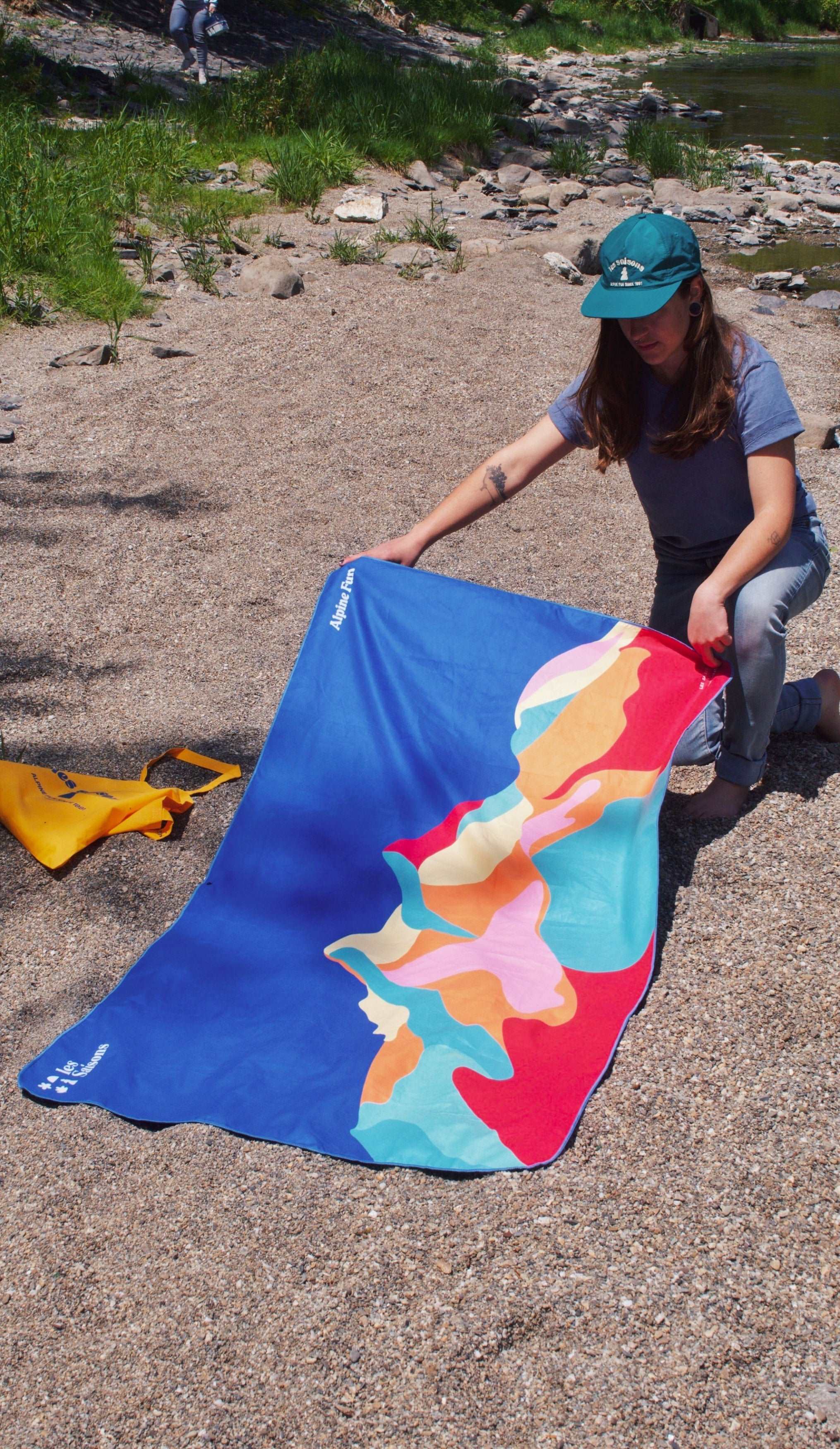 Towel, Antibacterial microfiber, Soft, silky, Compact, lightweight, Vibrant colours and patterns, mountains, made in Québec, 80 x 160 cm, outdoors, hiking, camping, yoga, beach, Les Saisons, Marine Poiraton