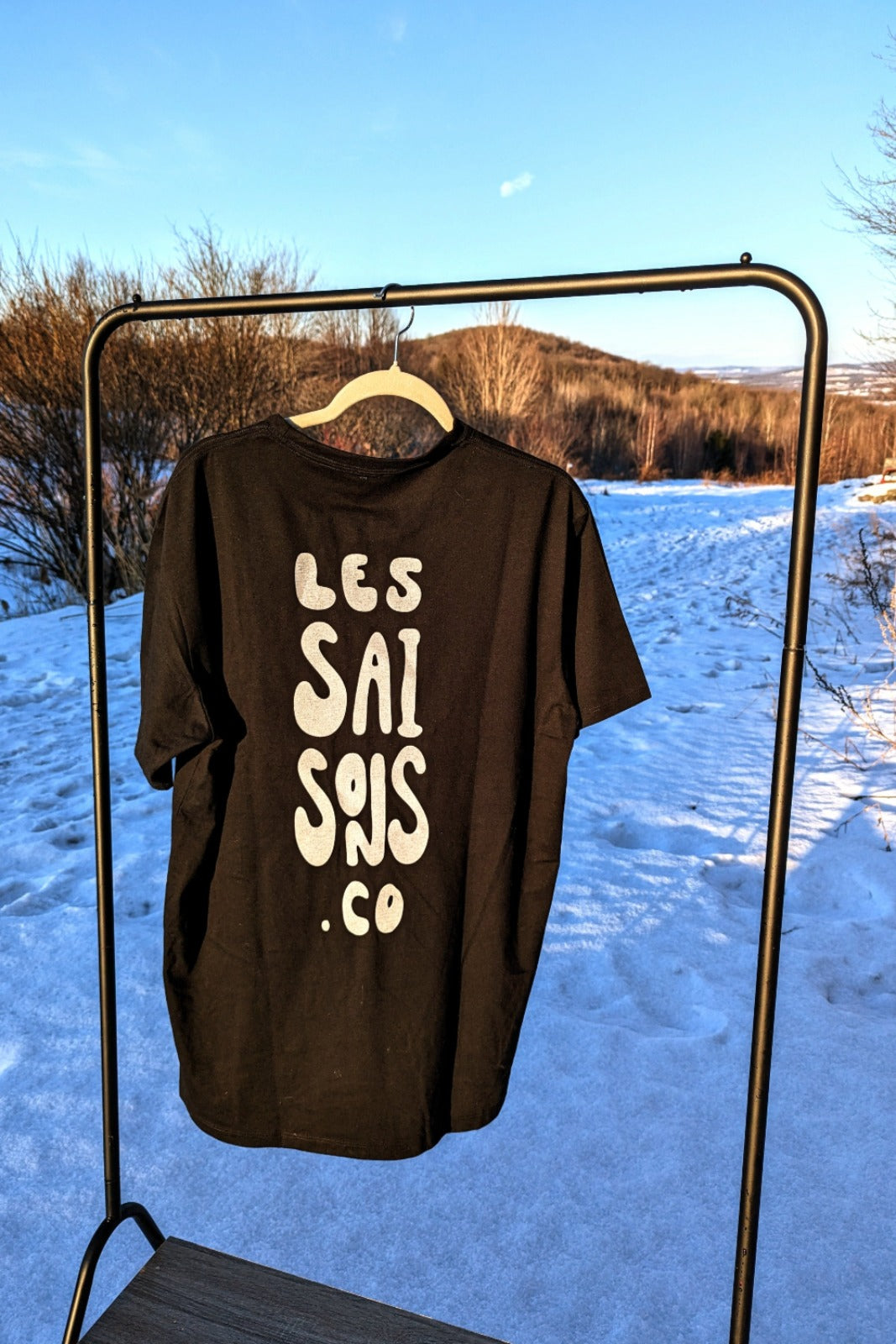 Black shirt, simple logo, les saisons, upcycled, polyester, cotton, comfortable, soft, basic t-shirt, outdoor, lifestyle, everyday, Québec, made in Canada, unisex