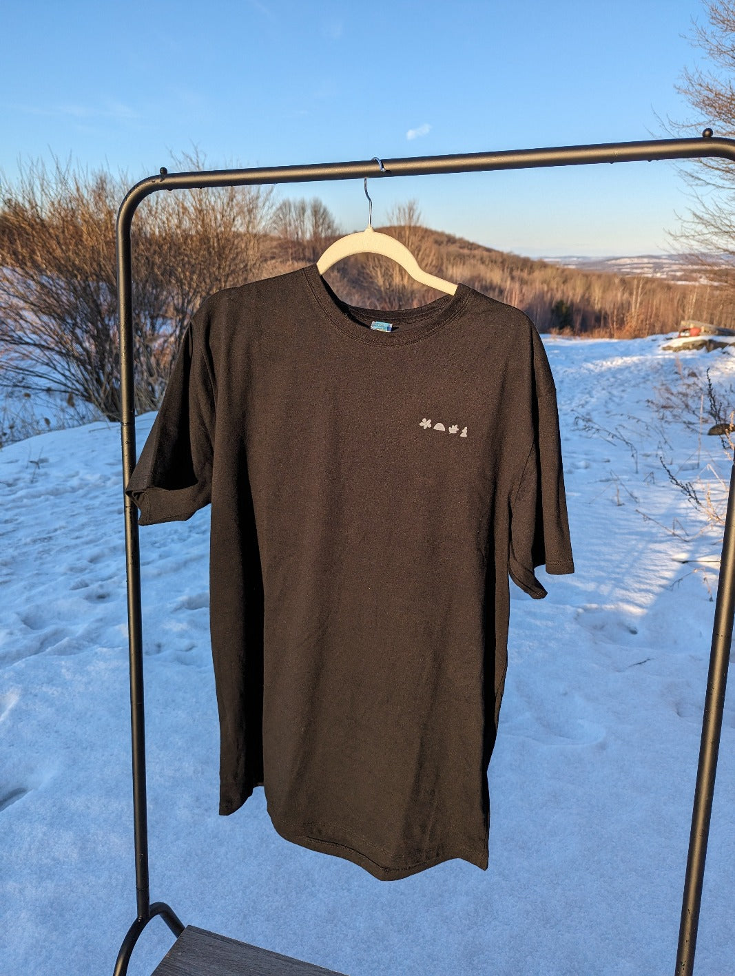 Black shirt, simple logo, les saisons, upcycled, polyester, cotton, comfortable, soft, basic t-shirt, outdoor, lifestyle, everyday, Québec, made in Canada, unisex