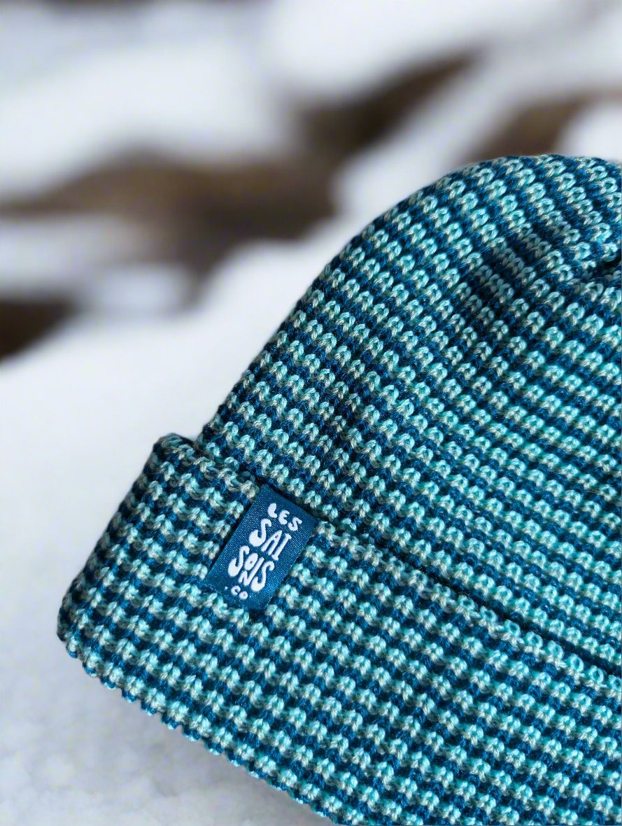 tuque tons de bleu, fait au Canada, marque les Saisons, motif texturé, parfait pour les saisons fraîche, ski accessories, trendy beanie toque, Blue tones, acrylic knitted beanie by Les Saisons, made from high-quality with a textured pattern, perfect for chilly season