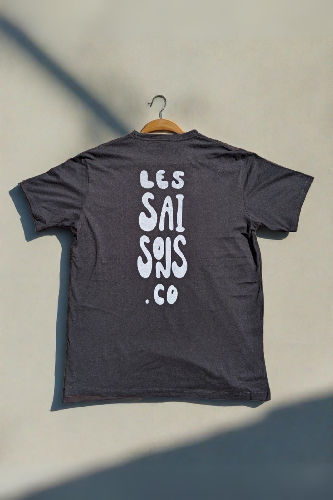 Black shirt, simple logo, les saisons, upcycled, polyester, cotton, comfortable, soft, basic t-shirt, outdoor, lifestyle, everyday, Québec, made in Canada, unisex