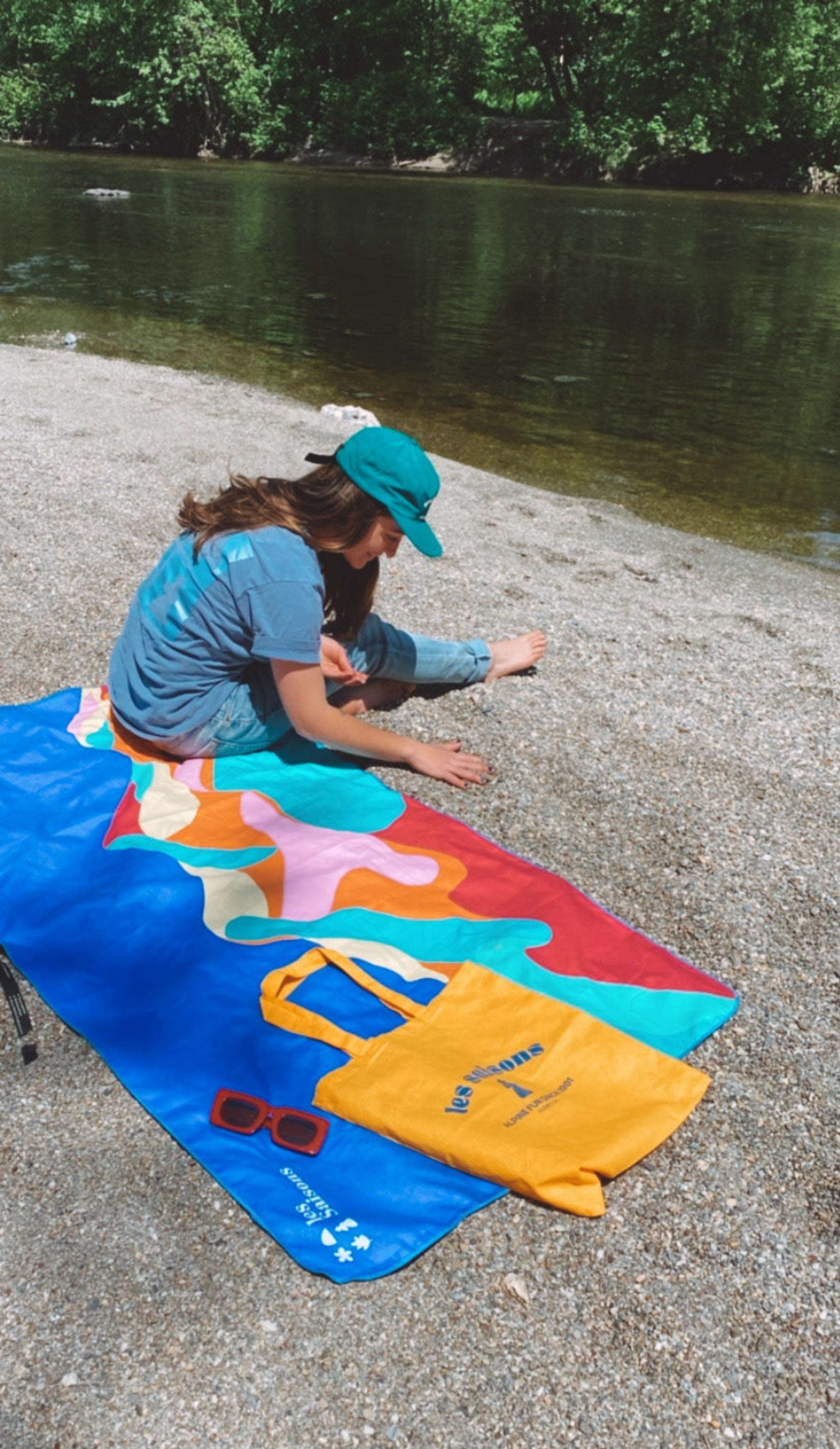 Towel, Antibacterial microfiber, Soft, silky, Compact, lightweight, Vibrant colours and patterns, mountains, made in Québec, 80 x 160 cm, outdoors, hiking, camping, yoga, beach, Les Saisons, Marine Poiraton